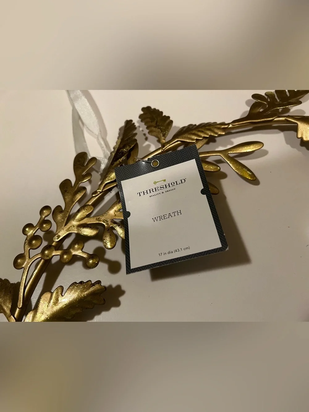 NWT METAL THRESHOLD HOLIDAY WREATH.